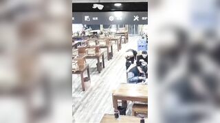 Gái dâm say rượu cởi quần đái ngay trong quán ăn