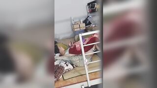 Quay lén e sinh viên chung trọ nằm trg phòng vừa xem sex vừa móc lồn
