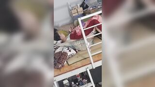 Quay lén e sinh viên chung trọ nằm trg phòng vừa xem sex vừa móc lồn
