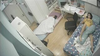 Hack cam phát hiện chị họ dâm đãng để e trai ngủ duới đất còn mình nằm xem sex móc l