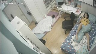 Hack cam phát hiện chị họ dâm đãng để e trai ngủ duới đất còn mình nằm xem sex móc l