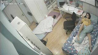 Hack cam phát hiện chị họ dâm đãng để e trai ngủ duới đất còn mình nằm xem sex móc l