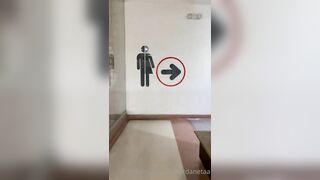 Gái dâm vú to lồn múp thỉ dâm kích thích trong nhà vệ sinh