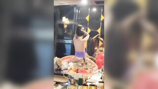 Trong 1 quán karaoke nọ vui như này bảo sao phái mạnh cứ thích đi