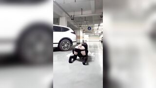 Dâm nữ nứng lồn xuống bãi để xe tự quay video cắm sextoy vào đit móc