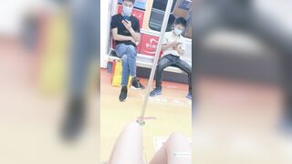 Dâm nữ thích show bím tơ không lông trên tàu điện ngầm cho mấy a ngắm