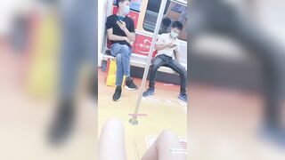 Dâm nữ thích show bím tơ không lông trên tàu điện ngầm cho mấy a ngắm