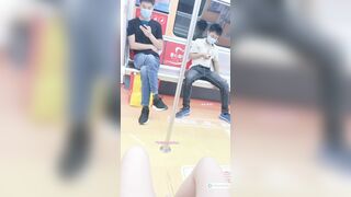 Dâm nữ thích show bím tơ không lông trên tàu điện ngầm cho mấy a ngắm