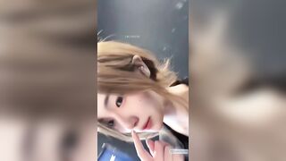 Dâm nữ xinh đẹp đg tập gym mà nứng quá phải vào nhà vệ sinh thâm chút vú hồng vc