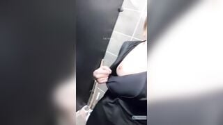 Dâm nữ xinh đẹp đg tập gym mà nứng quá phải vào nhà vệ sinh thâm chút vú hồng vc