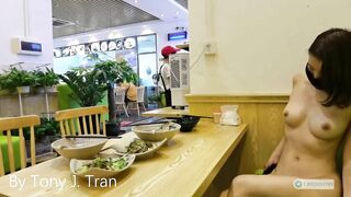 Dâm nữ show hàng public trong quán ăn