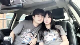 cặp đôi chờ đèn đỏ lâu quá vạch vú người yêu ra mút