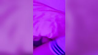 em sinh viên năm nhất cưỡi ngựa trong ánh đèn mờ