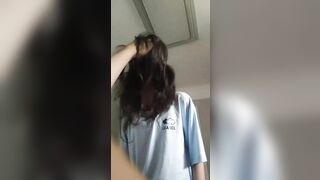 vẻ mặt tận hưởng của bé học sinh lớp 12 khi được cưỡi ngựa