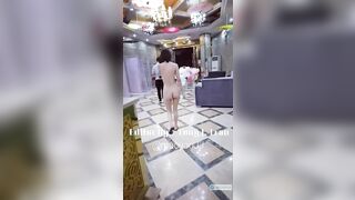 Liều vcl không mặc đồ khỏa thân đi dạo quanh phố lại còn đi vào nơi đông ng nữa chứ