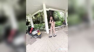 Ra công viên khỏa thân k mặc đồ chụp hình lại còn trêu người lạ nữa dâm vc p2