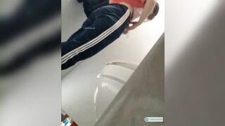 Quay lén e học sinh c2 Trung Quốc đi đái trong nhà vệ sinh trường học