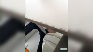 Quay lén e học sinh c2 Trung Quốc đi đái trong nhà vệ sinh trường học