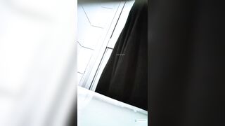Quay lén e gái xinh đẹp đi đái trong nhà vệ sinh lồn e có nước gì trắng trắng ý