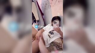 Bảo sang phòng nằm chơi thôi mà cái tay hư cứ mò sang móc lồn làm e sướng rên rỉ