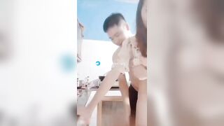 Vợ đg nấu ăn mà cũng k tha vén váy lên địt xog bắn tinh vào mồm