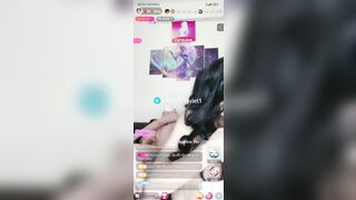 2 em gái việt xinh đẹp vừa livetream show bứm vừa hút đồ phê đến nổi mắt mở k ra