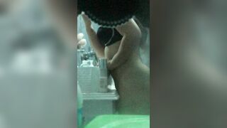 Em hàng xóm trang điểm để đi chơi