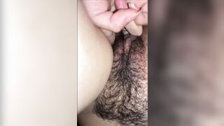 Lẻn vào phòng chị họ nhét cu cho bà bú rồi móc cho chị bắn nước