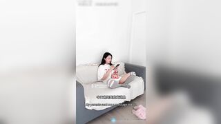 Bé e họ vô tình thấy a trai xem sex sục cặc nên e giúp đỡ a bằng cái lồn và mồm dâm
