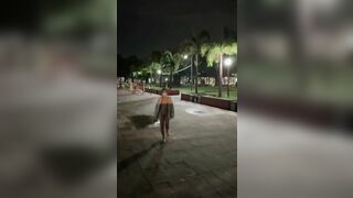 Public dạo mát nude phô dâm cùng pé mie