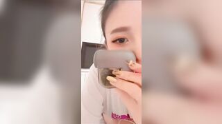 Em gái bán hàng bị lộ vú ngon mặt sinh siêu dâm