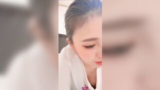 Em gái bán hàng bị lộ vú ngon mặt sinh siêu dâm