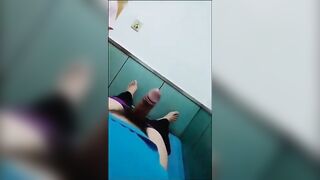 Đi triệt lông mà cặc cứ dựng đứng trước em nhân viên