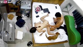 Em nữ sinh mang theo cả chó đi học nhóm với bạn trong nhà nghỉ 3