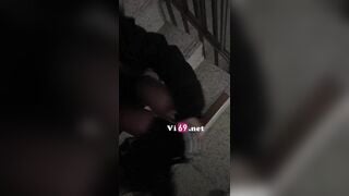 Bé nữ sinh kính cận lén lút móc cua em ở hành lang trường trong giờ thể dục 2