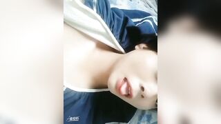 Em gái rảnh rỗi khoe hàng cho xem