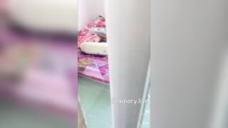 Loạn Luân bắt gặp mẹ kế thủ dâm không khóa cửa khi ở nhà một mình đè ra địt luôn