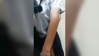 Thầy giáo địt em học sinh trong nhà vệ sinh lồn chưa mọc lông bắn tinh đầy lồn
