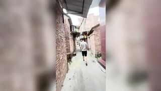 Con đĩ hoang dã cho cả con nít bóp mông