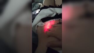 Gái dâm nhét cả cái đèn pin vào lồn thủ dâm