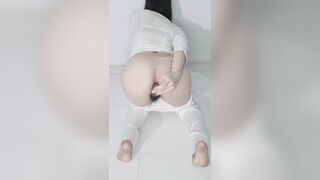 em học sinh mặc áo dài nhét cặc giả vào lỗ đít thủ dâm