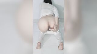 em học sinh mặc áo dài nhét cặc giả vào lỗ đít thủ dâm