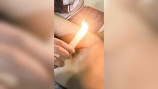 Bạo dâm quá vừa nhỏ nến vào lồn vừa quất doi bé