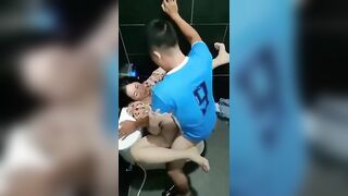 Địt nhau trong nhà vệ sinh bị lũ bạn quay lén dâm đãng kích thích