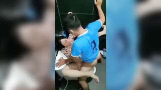 Địt nhau trong nhà vệ sinh bị lũ bạn quay lén dâm đãng kích thích