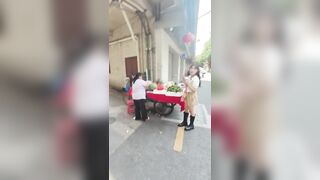 gái xinh khoe vú ở đường phố lúc đi dạo mấy em genz bạo thật