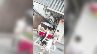 gái xinh khoe vú ở đường phố lúc đi dạo mấy em genz bạo thật