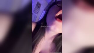 Gái dâm vú to lồn múp khoe hàng móc lồn thủ dâm chảy nước dâm đãng kích thích