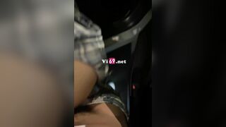 Anh chơi lớn dừng xe kéo váy chơi