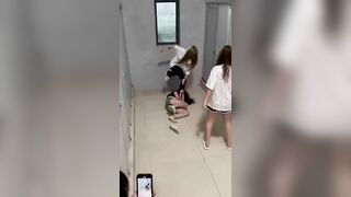 E gái đi học bị đám bạn lôi vào nhà vệ sinh đánh lột đồ làm nhục
